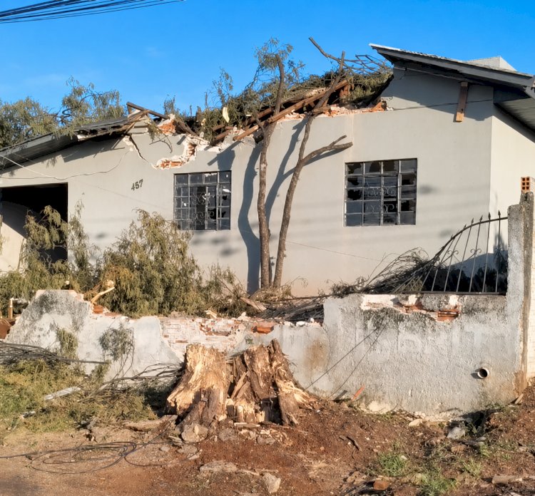 Família deixa casa após temporal destruir telhado e móveis em Apucarana