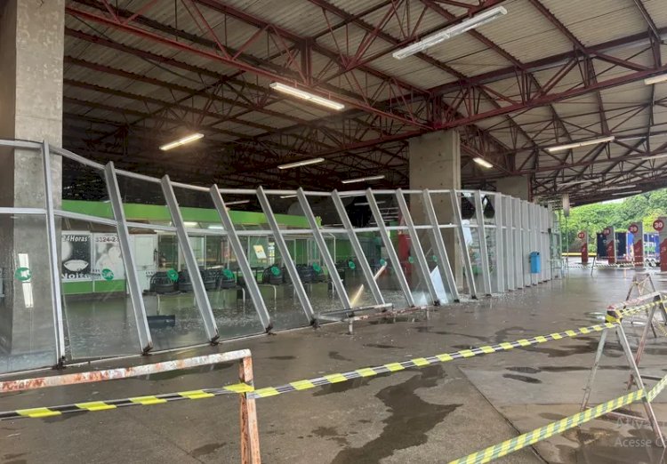 Temporal quebra vidros da rodoviária, destrói barracas de feira e deixa 6,5 mil imóveis sem energia em Londrina