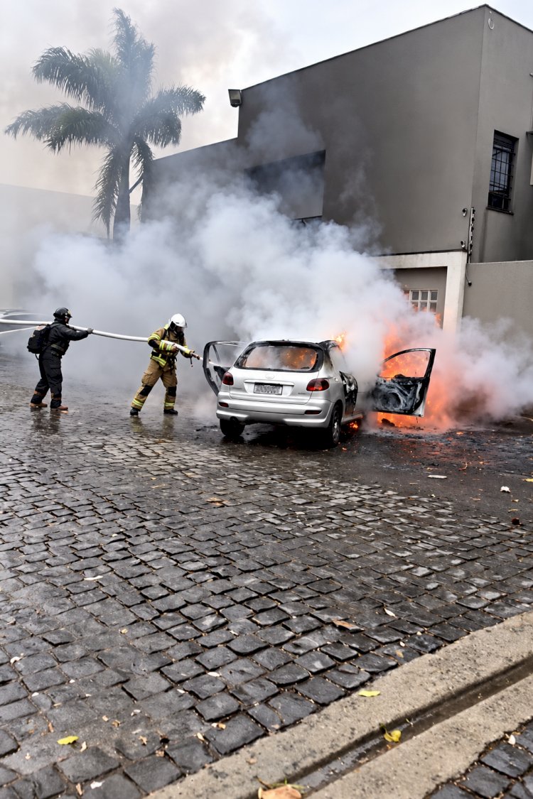 Incêndio atinge carro estacionado em empresa de Apucarana