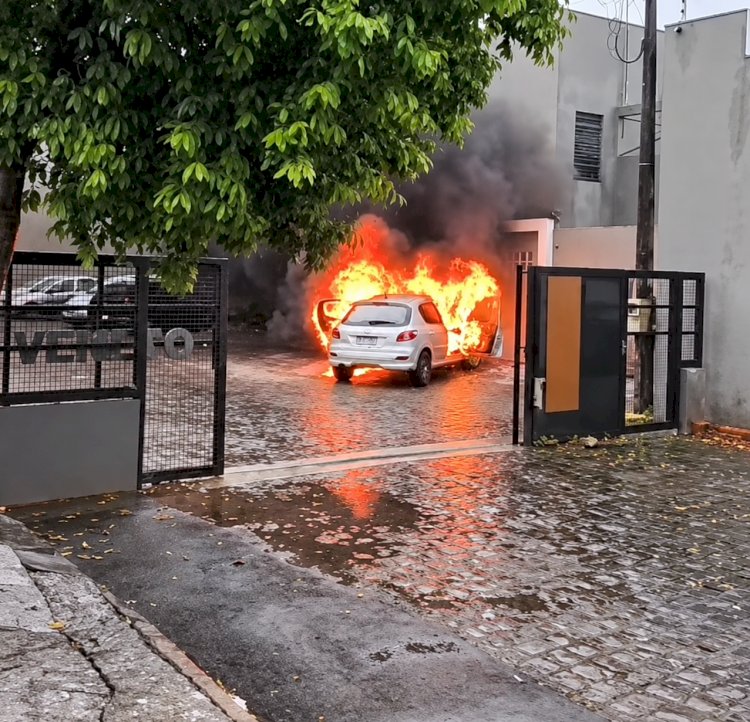 Incêndio atinge carro estacionado em empresa de Apucarana