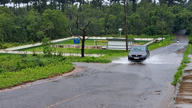 Após chuvas, nível do Lago Schmidt sobe e água invade via em Apucarana