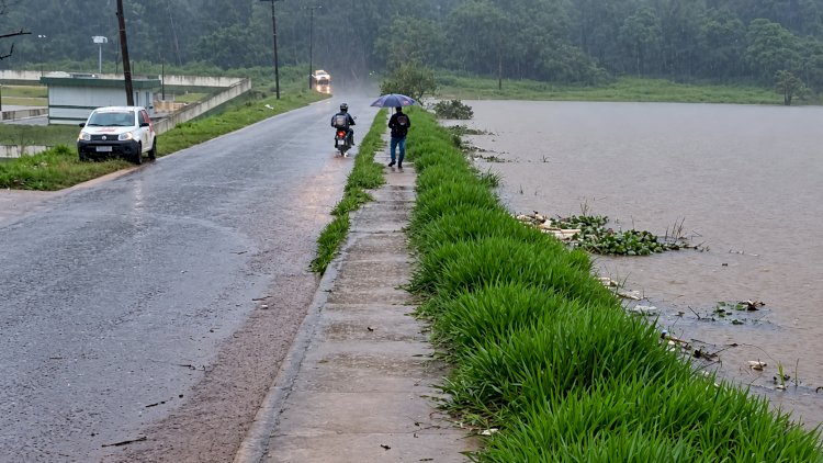 Após chuvas, nível do Lago Schmidt sobe e água invade via em Apucarana