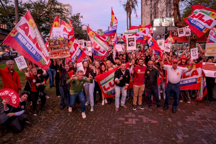 Militantes, população e estudantes participam de ato pró-Lula no centro de Apucarana
