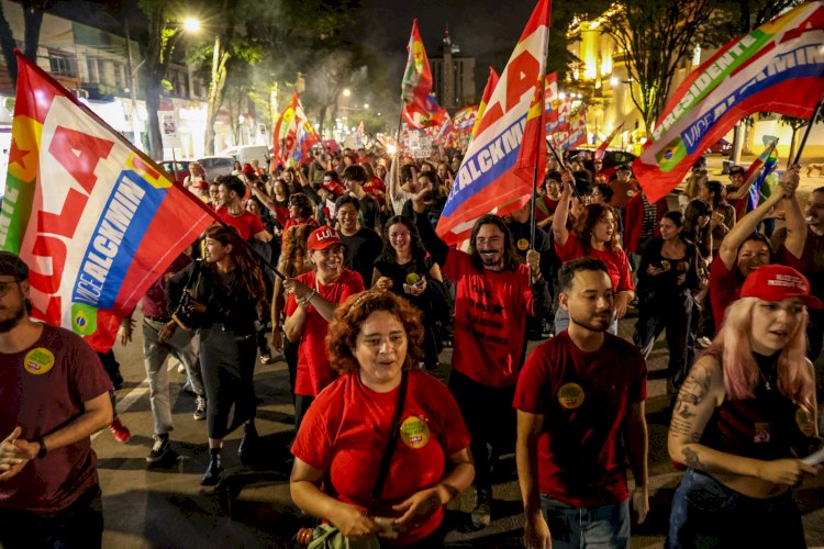 Militantes, população e estudantes participam de ato pró-Lula no centro de Apucarana