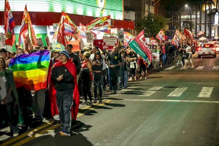 Militantes, população e estudantes participam de ato pró-Lula no centro de Apucarana