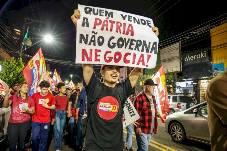 Militantes, população e estudantes participam de ato pró-Lula no centro de Apucarana