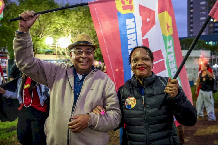 Militantes, população e estudantes participam de ato pró-Lula no centro de Apucarana