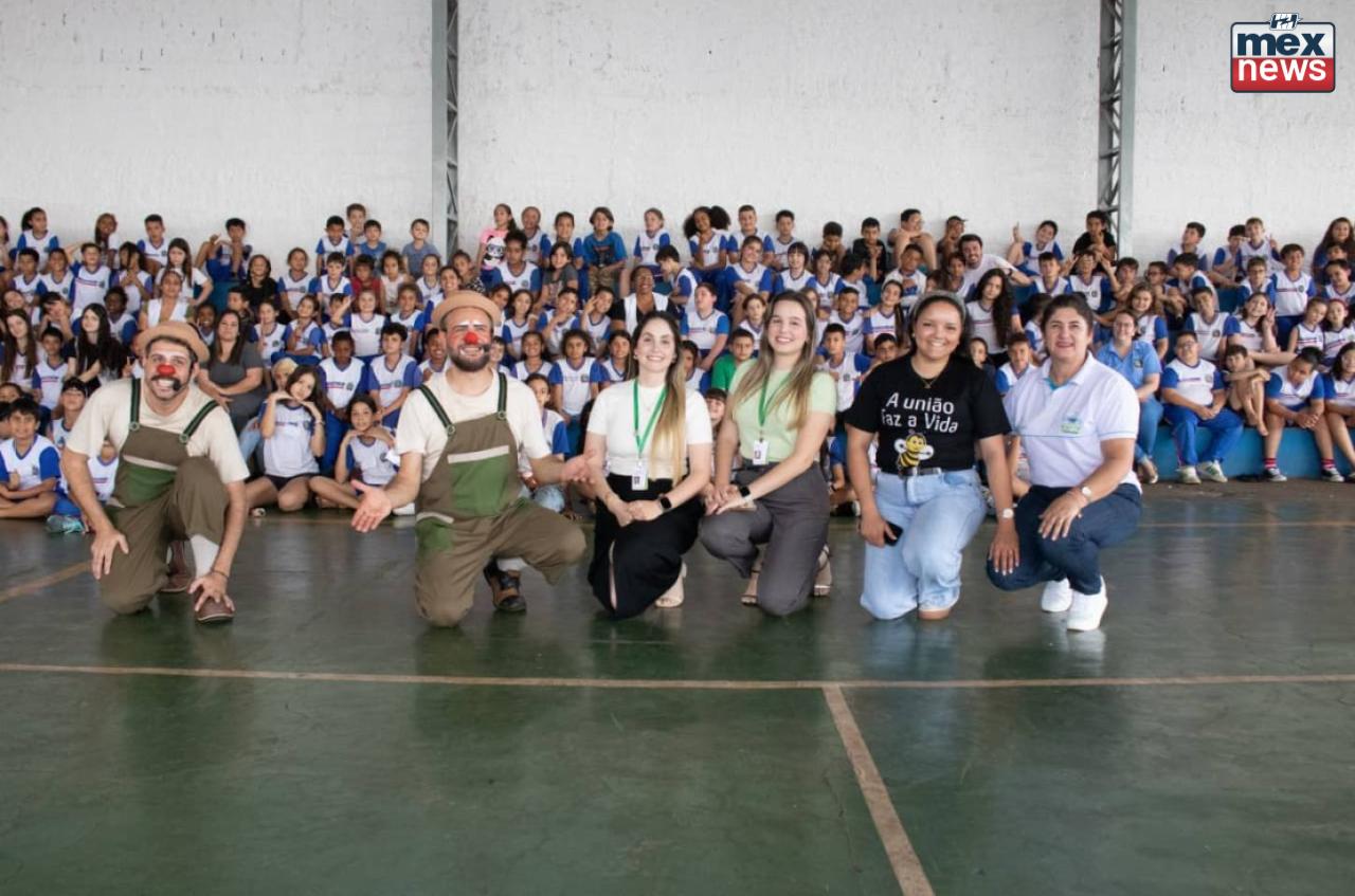 A união faz a vida: teatro do Sicredi leva educação financeira e sustentabilidade a escolas
