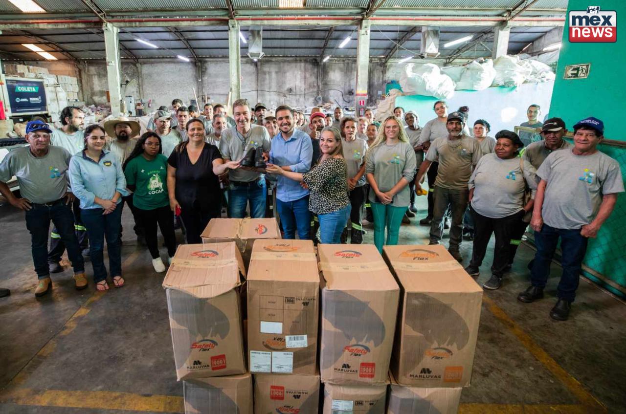 Entrega de botinas reforça segurança de catadores em Apucarana