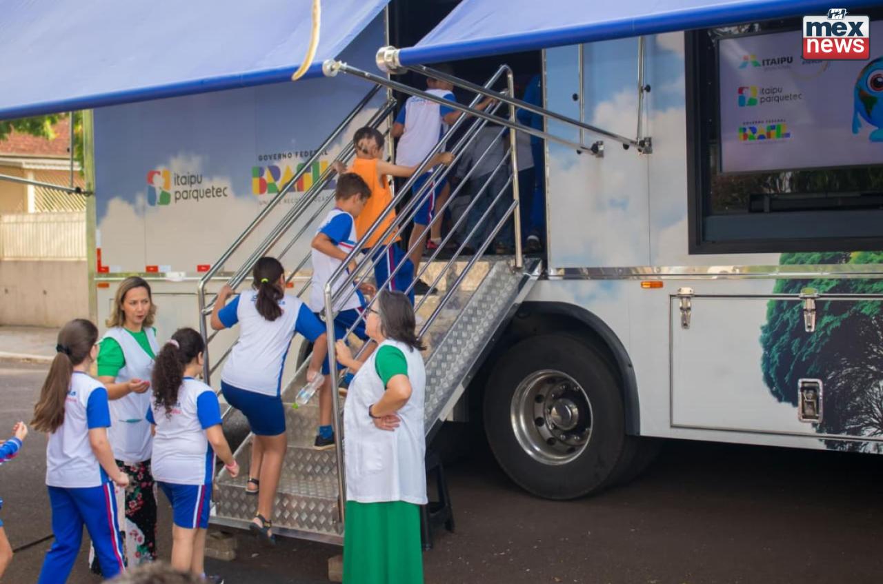 Expedição do Conhecimento chega a Califórnia com caminhão itinerante da Itaipu Binacional